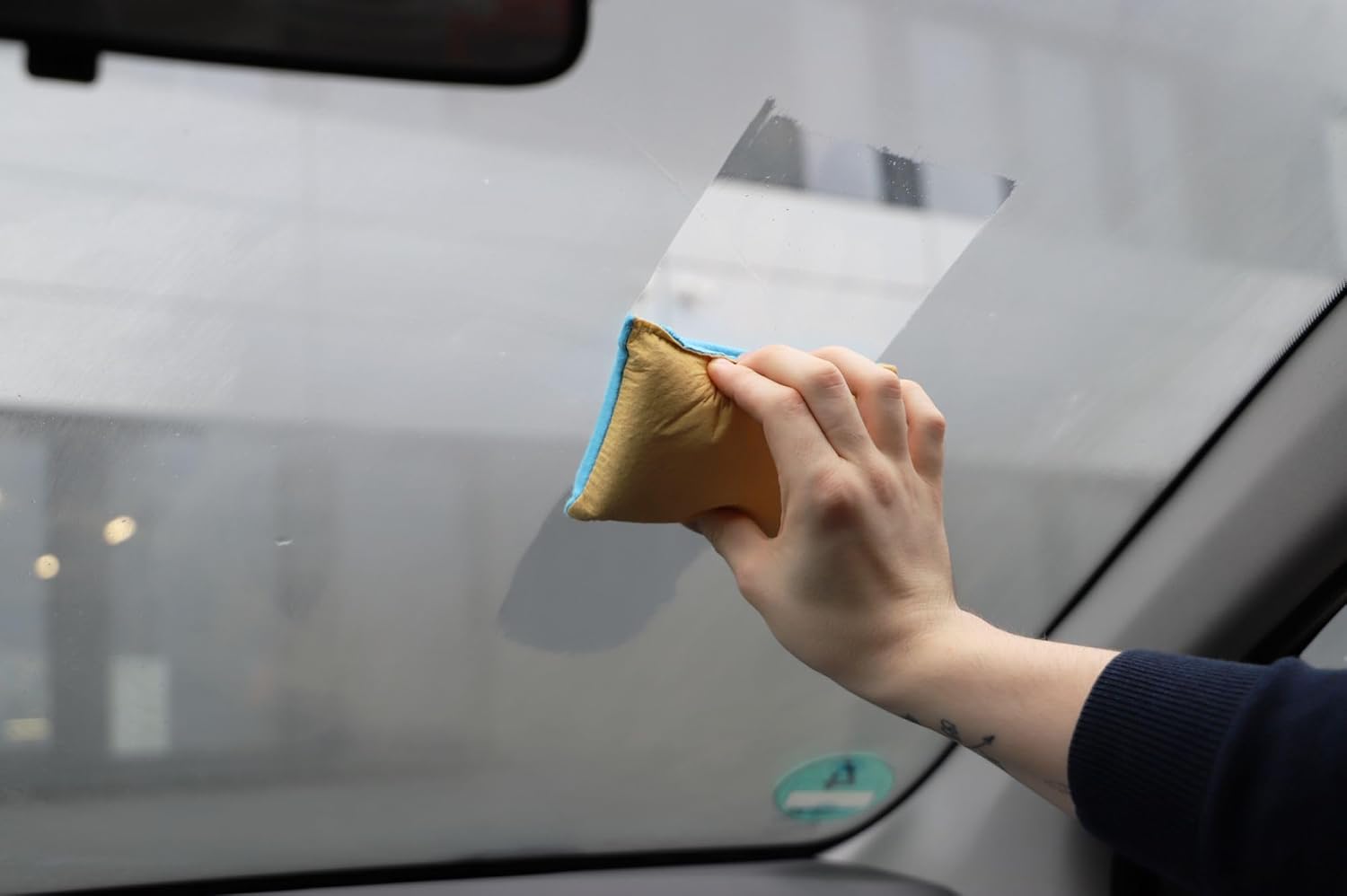 Nigrin 73803 Anti-Fog Sponge for Car Interior Windows Eliminates Condensation Fogging Prevents Fogging 12 x 8 x 4 cm Yellow Blue