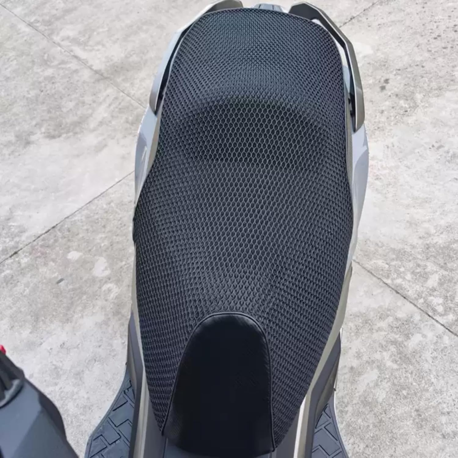 Motorcycle Seat Cover Breathable Mesh 3D Honeycomb Structure Universal Fit Cooling Saddle Protector Comfortable Installation Suitable for Daily Riding Outdoor Use