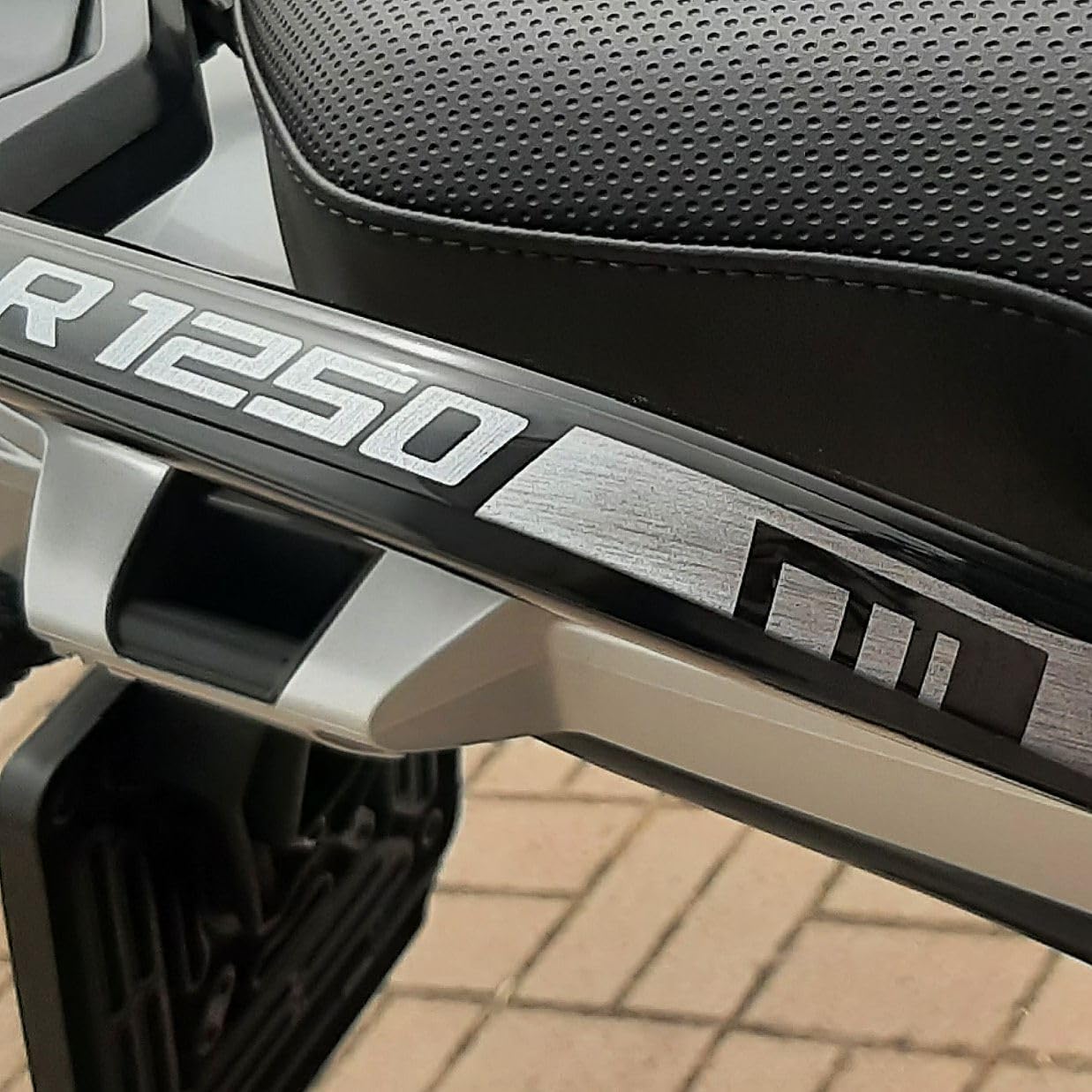 Resin Bike Motorcycle Stickers Compatible with Bmw R 1250 GS Triple Black 2021. Passenger Handle Protections from Bumps and Scratches. 3D Resin Stickers - Black and Brushed Silver