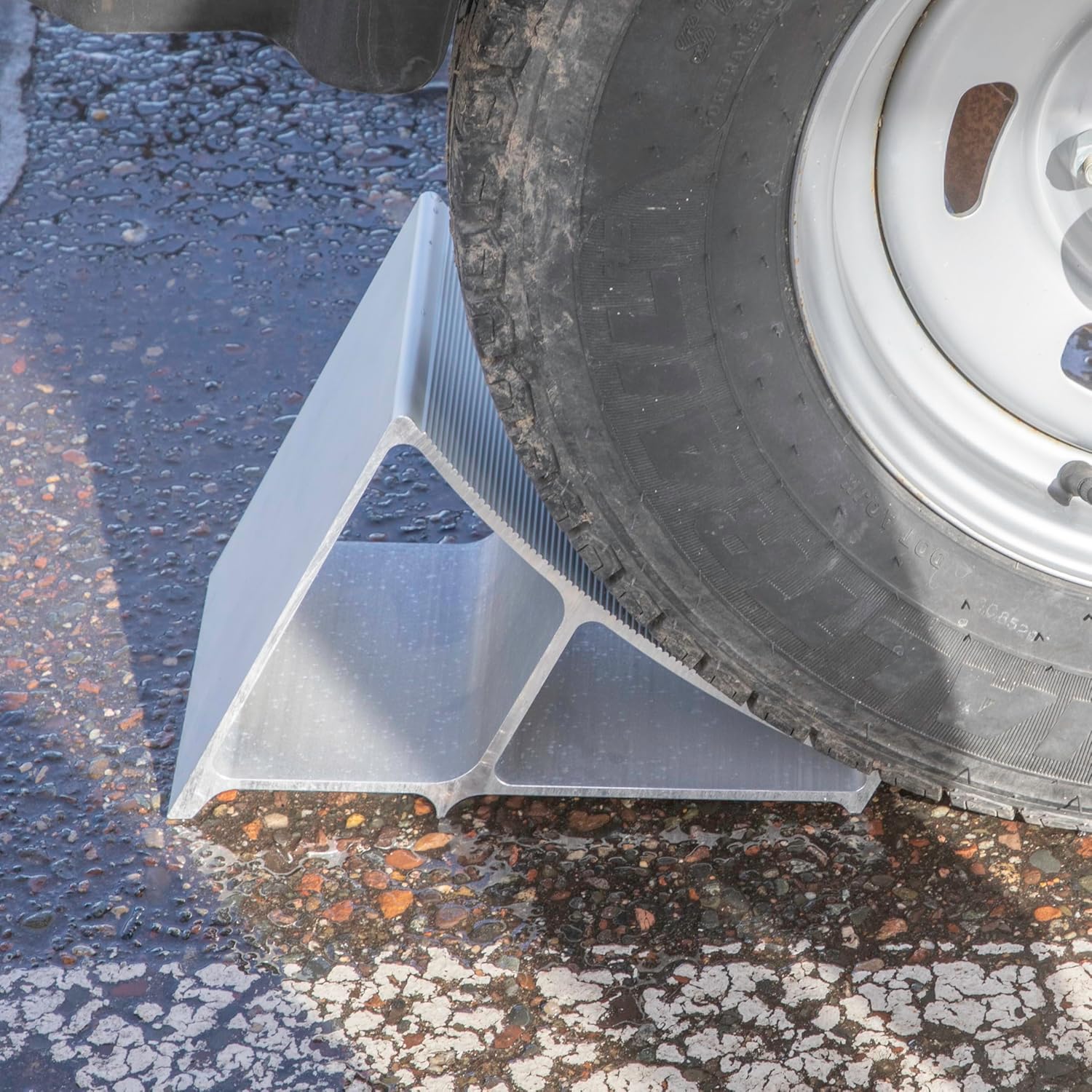 Extreme Max 5001.6798 Premium Lightweight Aluminum Wheel Chock with Ribbed Slope and Grip Teeth - Anti-Slip Claw Base for Trailers, RVs & 5th Wheels, Set of 4